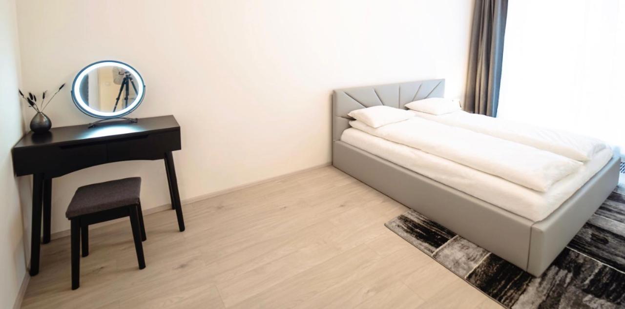 Tran Chien Apartment With Free Private Parking Prague Exterior photo